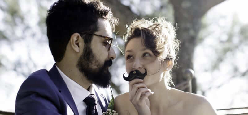 Photo d'un couple de marié complice, création de bijoux sur mesure lille.